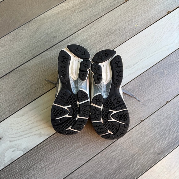 New Balance 2002R Big Kids Shoes - Picture 5 of 7